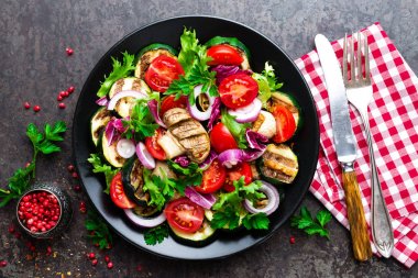 Taze ve ızgara sebze ve mantar salatası. Izgara petrol sebze salatası. Sebze salatası plaka üzerinde. Sağlıklı vejetaryen yemek