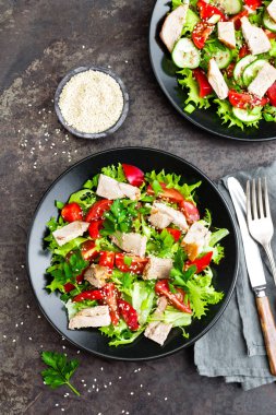 Et salatası. Fırında etli taze sebze salatası. Et salatası plaka üzerinde taze sebze ile