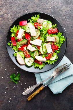 Et salatası. Fırında etli taze sebze salatası. Et salatası plaka üzerinde taze sebze ile