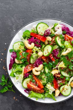 Sebze salatası. Taze salata sebze ve fındık ile. Sebze salatası plaka üzerinde. Sağlıklı vejetaryen yemek
