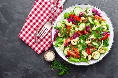 Sebze salatası. Taze salata sebze ve fındık ile. Sebze salatası plaka üzerinde. Sağlıklı vejetaryen yemek