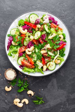 Sebze salatası. Taze salata sebze ve fındık ile. Sebze salatası plaka üzerinde. Sağlıklı vejetaryen yemek