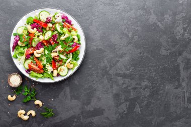 Sebze salatası. Taze salata sebze ve fındık ile. Sebze salatası plaka üzerinde. Sağlıklı vejetaryen yemek
