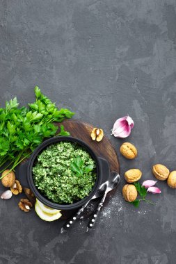 Pesto. Taze pasrley, sarımsak, limon suyu, ceviz ve zeytin yağı ile İtalyan pesto 