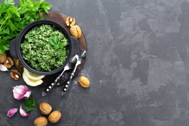 Pesto. Taze pasrley, sarımsak, limon suyu, ceviz ve zeytin yağı ile İtalyan pesto 