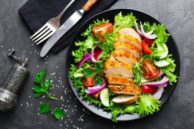 Salata tavuk eti ile. Tavuk göğsü ile taze sebze salatası. Et tavuk fileto ve plaka üzerinde taze sebze salatası