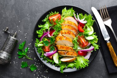 Salata tavuk eti ile. Tavuk göğsü ile taze sebze salatası. Et tavuk fileto ve plaka üzerinde taze sebze salatası