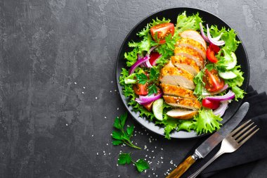 Salata tavuk eti ile. Tavuk göğsü ile taze sebze salatası. Et tavuk fileto ve plaka üzerinde taze sebze salatası