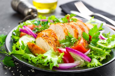 Salata tavuk eti ile. Tavuk göğsü ile taze sebze salatası. Et tavuk fileto ve plaka üzerinde taze sebze salatası