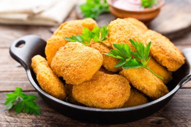 Nuggets. Ahşap masa ketçap ile tavuk kanadı. Fast food