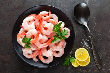 Karides plaka üzerinde. Karides, karides. Deniz ürünleri. Üstten Görünüm. Koyu arka plan