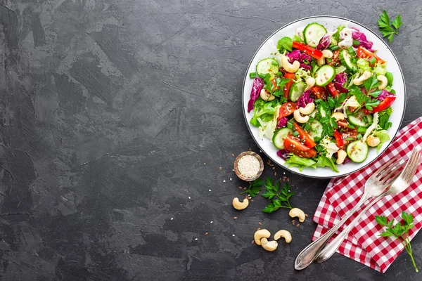 蔬菜沙拉 新鲜的沙拉配蔬菜和坚果 盘子里的蔬菜沙拉 健康素食食品 — 图库照片