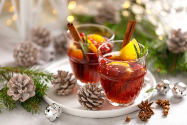 Yılbaşı şarabı. Geleneksel Noel şenliği içkisi, süslemeleri ve köknar ağacı.