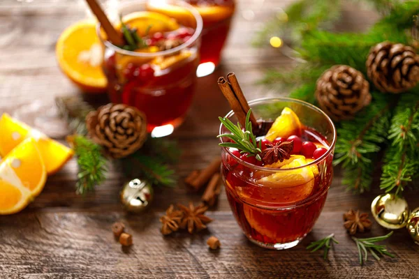 Vin Chaud Noël Boisson Traditionnelle Festive Avec Décorations Sapin — Photo