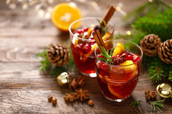 クリスマスはワインを飲みました 伝統的なお祝いの飲み物に装飾とモミの木 — ストック写真