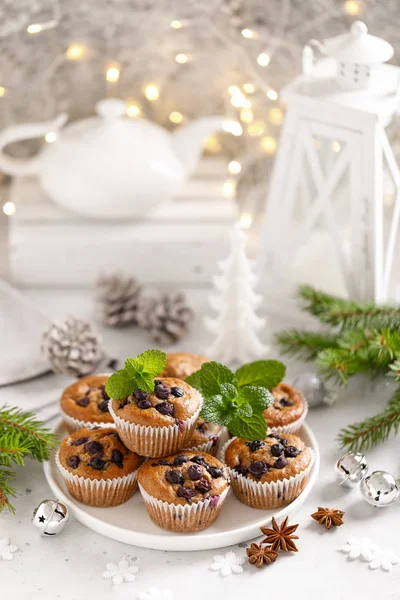 Blåbärsmuffins Med Färska Bär Och Jul Jul Eller Nyårsdekorationer — Stockfoto