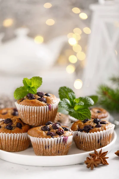 Blåbärsmuffins Med Färska Bär Och Jul Jul Eller Nyårsdekorationer — Stockfoto