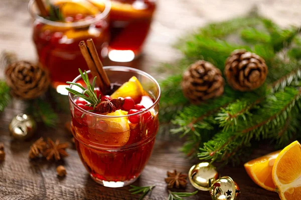 Vin Chaud Noël Boisson Traditionnelle Festive Avec Décorations Sapin — Photo