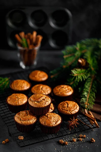 Weihnachten Zimt Muffins Auf Schwarzem Hintergrund — Stockfoto