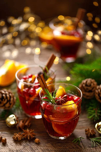 圣诞节覆酒 带有装饰品和冷杉的传统节日饮品 — 图库照片