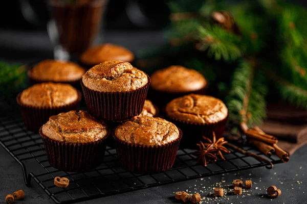 Weihnachten Zimt Muffins Auf Schwarzem Hintergrund — Stockfoto