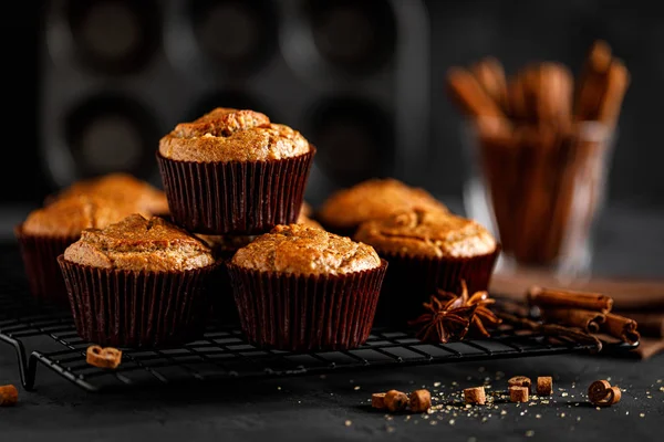 Muffins Canela Fundo Preto — Fotografia de Stock
