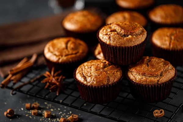 Skořicové Muffiny Černém Pozadí — Stock fotografie