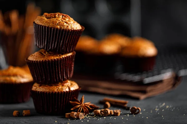 Muffins Canela Sobre Fondo Negro — Foto de Stock