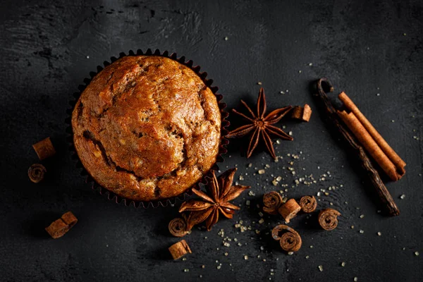 Fahéjas Muffin Fekete Alapon — Stock Fotó