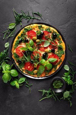 - Pizza. Yeşil fesleğen soslu geleneksel İtalyan pizzası.