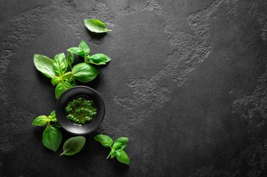 Pesto. İtalyan fesleğen sosu