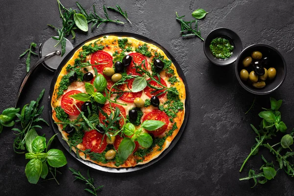 Pizza Pizza Italiana Tradicional Con Salsa Pesto Albahaca Verde —  Fotos de Stock
