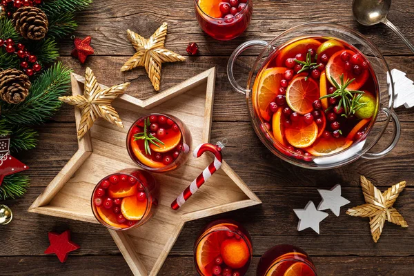 クリスマスパンチフェスティバルレッドホットトディカクテル クランベリーと柑橘系の果物を飲みます — ストック写真