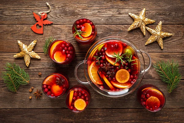 クリスマスパンチフェスティバルレッドホットトディカクテル クランベリーと柑橘系の果物を飲みます — ストック写真