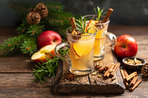 Bożonarodzeniowy Cydr Jabłkowy Cynamonem Anyżem Tradycyjny Zimowy Napój Gorący Napój — Zdjęcie stockowe