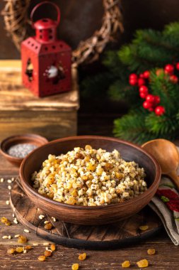 Kutia. Geleneksel Ukrayna Noel töreninde bal, kuru üzüm ve haşhaş tohumlu tahıl tabağı