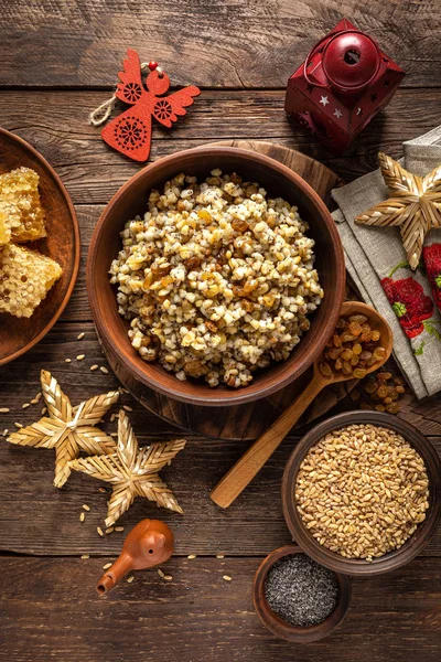 Kutia 带有蜂蜜 葡萄干和罂粟籽的传统的乌克兰圣诞礼仪谷类食品 — 图库照片