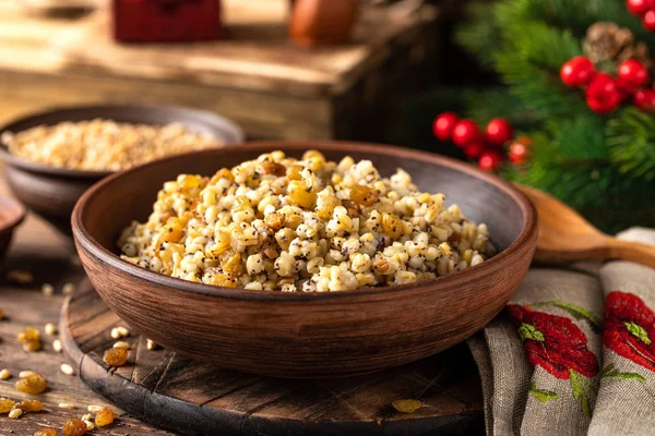 Kutia 带有蜂蜜 葡萄干和罂粟籽的传统的乌克兰圣诞礼仪谷类食品 — 图库照片