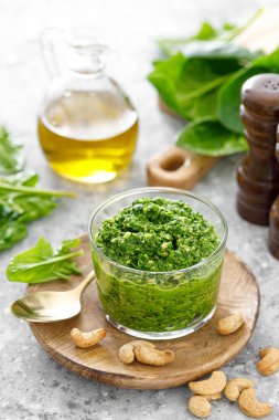 Fındıklı ıspanak pesto sosu, parmesan peyniri ve zeytinyağı.