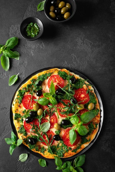 Pizza Pizza Italiana Tradicional Con Salsa Pesto Albahaca Verde Vista —  Fotos de Stock