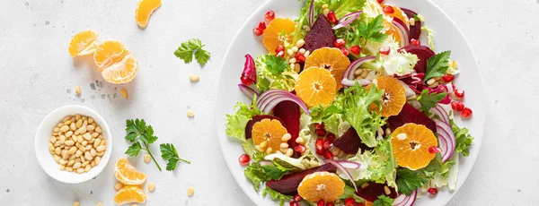 Insalata Natalizia Con Barbabietola Bollita Cipolla Rossa Mandarini Melograno Prezzemolo — Foto Stock