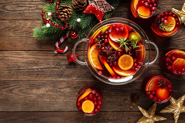 Christmas Punch Festive Red Cocktail Drink Cranberries Citrus Fruits Punch — ストック写真