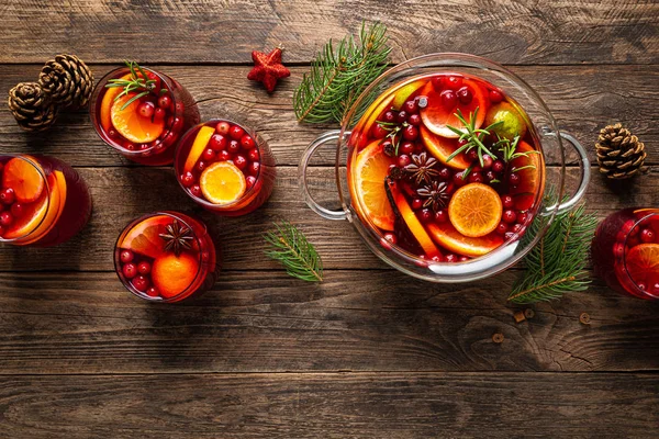 Christmas Punch Festive Red Cocktail Drink Cranberries Citrus Fruits Punch — ストック写真