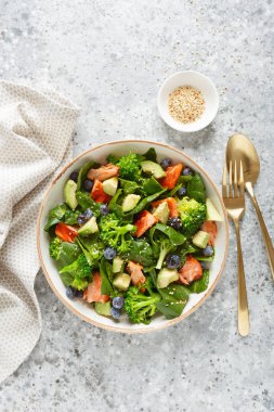 Somon balığı ve taze ıspanak yapraklı avokado salatası, brokoli, zeytinyağı sürülmüş yabanmersini.