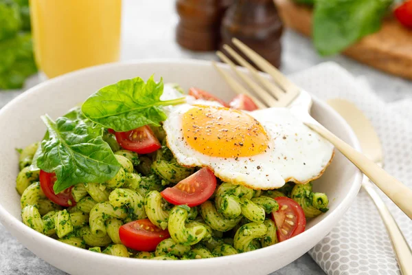 Makaron Cavatappi Pesto Szpinaku Pomidory Smażone Jajko Misce Serwowane Obiad — Zdjęcie stockowe