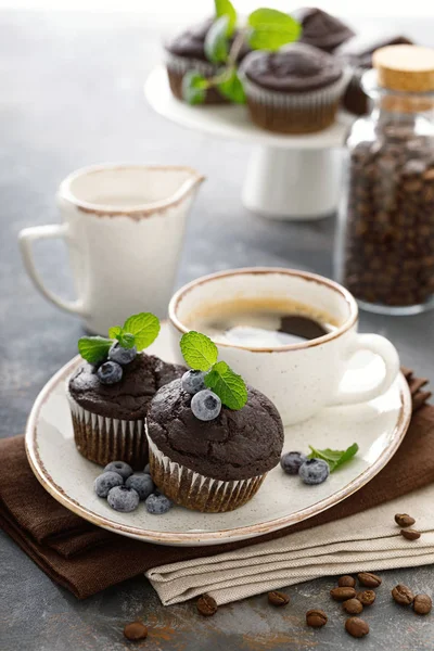 Шоколадні Кекси Свіжою Чорницею Чашкою Кави Сніданок — стокове фото