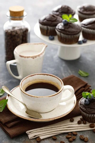 Schokoladenmuffins Mit Frischen Blaubeeren Und Kaffeetasse Zum Frühstück — Stockfoto