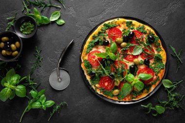 - Pizza. Yeşil fesleğen soslu geleneksel İtalyan pizzası.