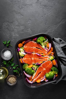 Somon balığı. Sebzeli taze somon balığı bifteği, brokoli, havuç ve soğan pişiriyorum.