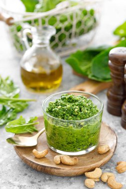 Fındıklı ıspanak pesto sosu, parmesan peyniri ve zeytinyağı.